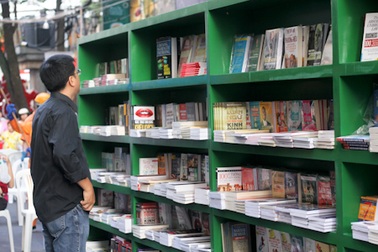 Bao giờ “văn ngoại” thôi lấn “văn nội”?