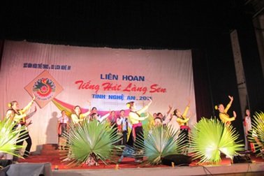 Khai mạc Liên hoan tiếng hát Làng Sen 2011