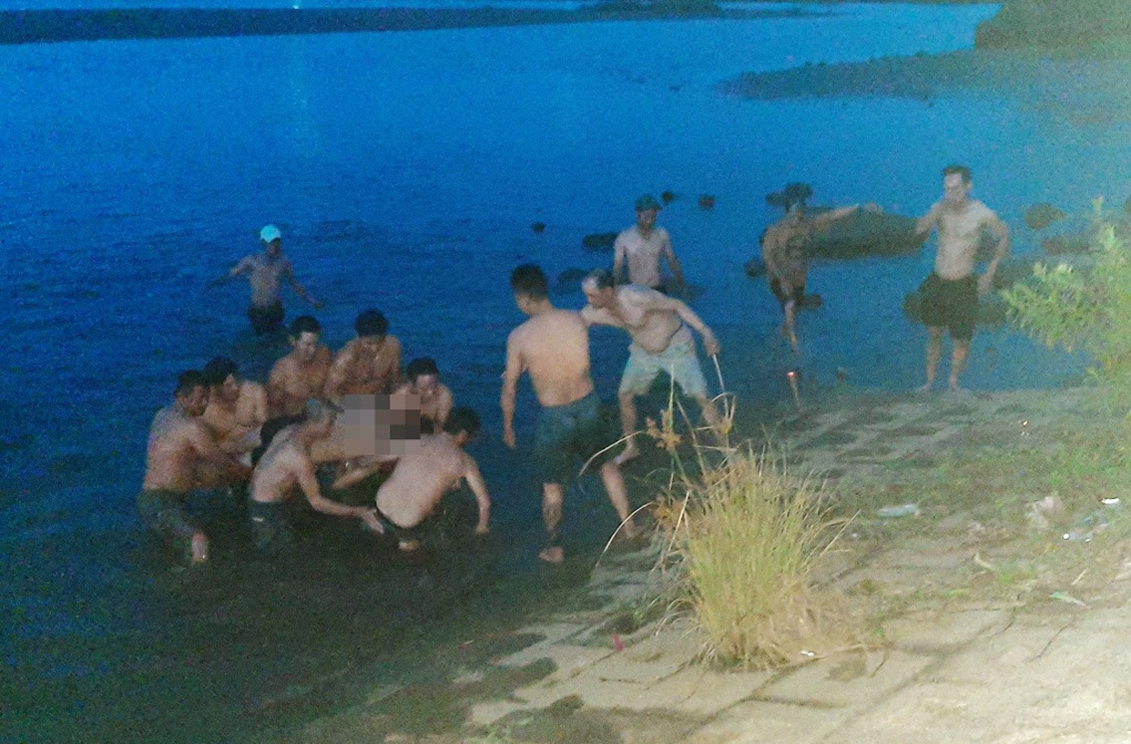 Ba học sinh đuối nước tử vong khi tắm sông - 2 Ba học sinh đuối nước tử vong khi tắm sông - 2