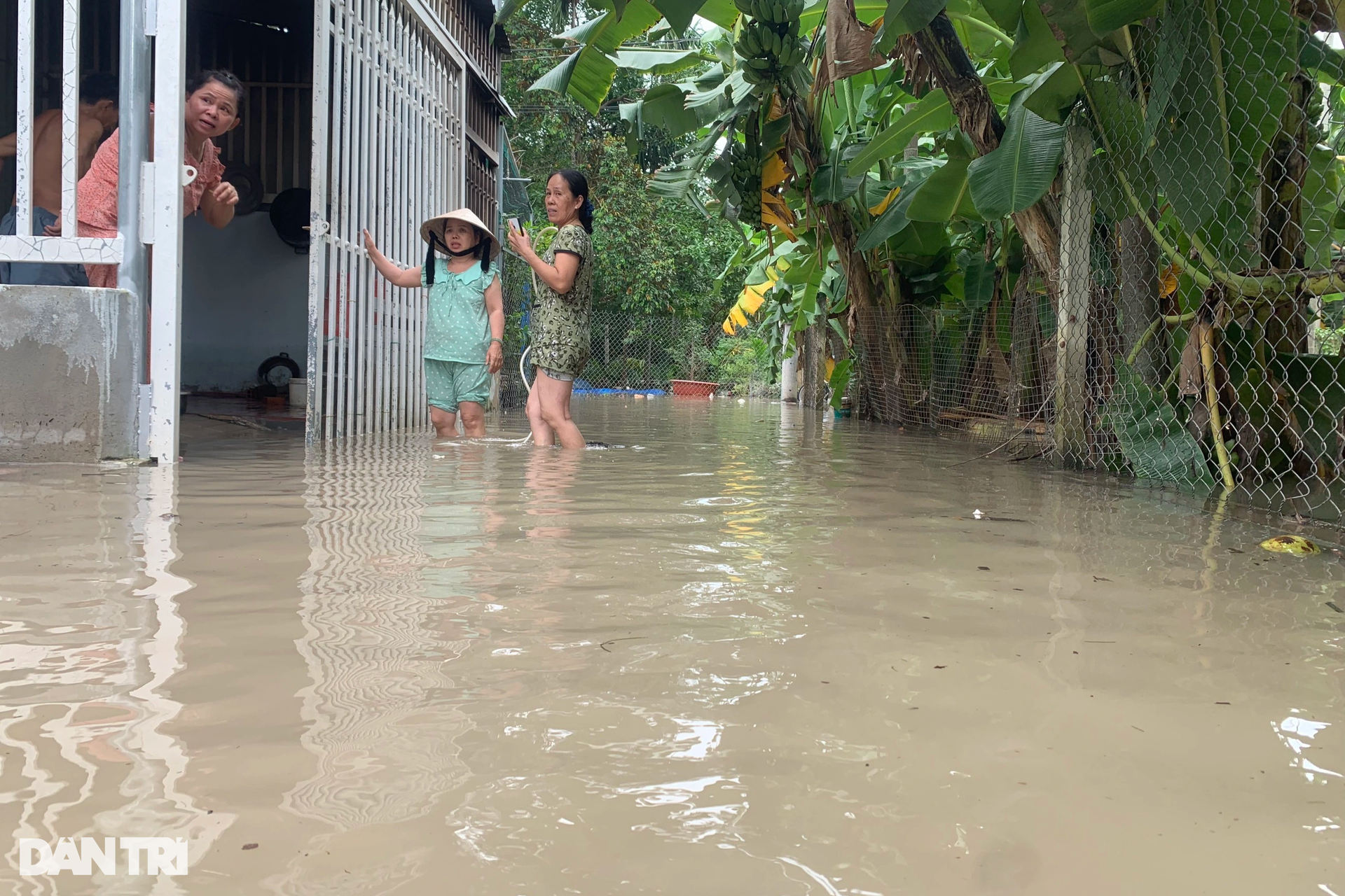 Nhiều người ở Bình Dương không dám ngủ ở nhà vì trận mưa lớn nhất trong năm - 4 Nhiều người ở Bình Dương không dám ngủ ở nhà vì trận mưa lớn nhất trong năm - 4