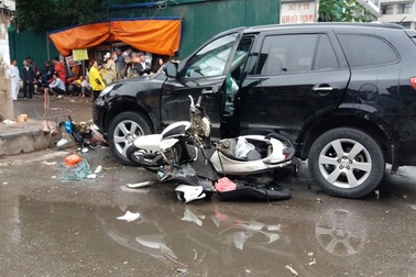 Hà Nội: Ô tô đâm liên hoàn trên phố, nhiều người nhập viện