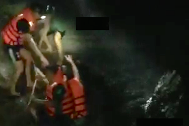 Huy động hàng chục người giải cứu 4 học sinh mắc kẹt trong suối