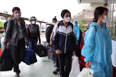 Học sinh "mắc kẹt" vì dịch mong ngóng từng ngày để về quê học tập