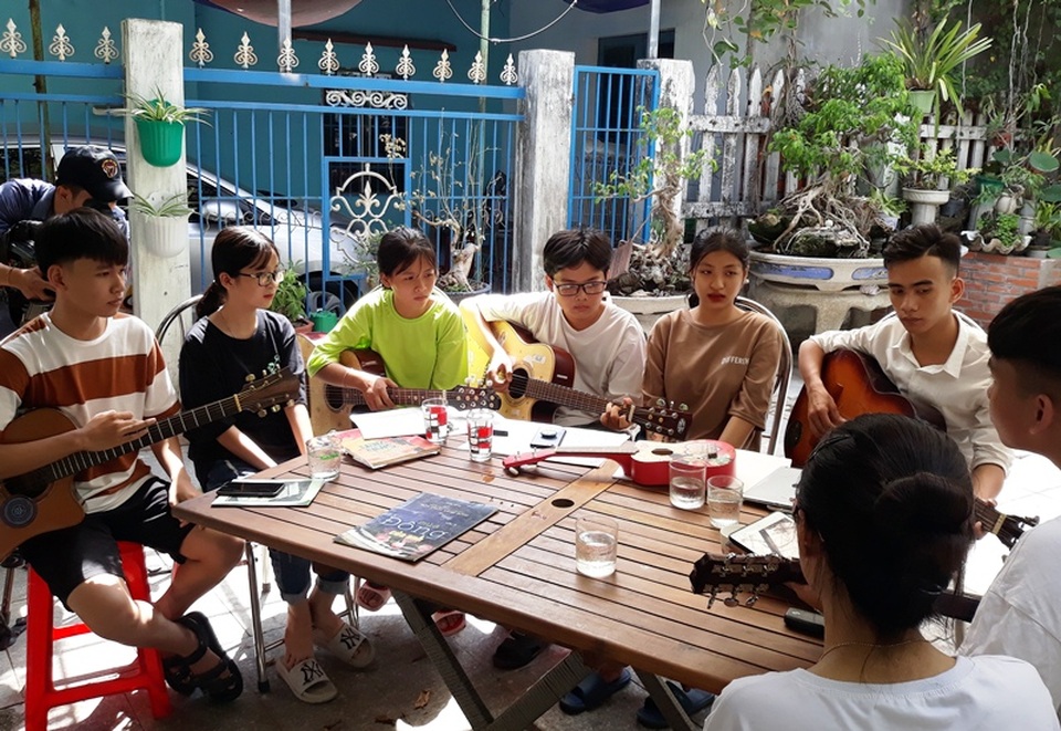 Lớp dạy nhạc miễn phí của một cựu chiến binh ở Bình Định - 3 Lớp dạy nhạc miễn phí của một cựu chiến binh ở Bình Định - 3