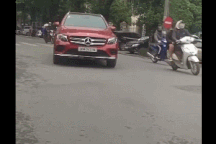 Tài xế xe sang thản nhiên đậu giữa ngã tư đông đúc gây bức xúc