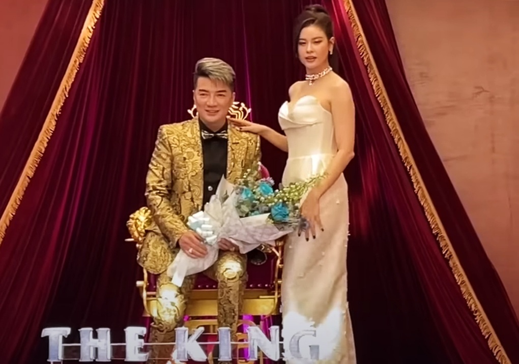 Đàm Vĩnh Hưng nói gì trước tranh cãi tự xưng vua, ngồi ngai vàng? - 2 Đàm Vĩnh Hưng nói gì trước tranh cãi tự xưng vua, ngồi ngai vàng? - 2