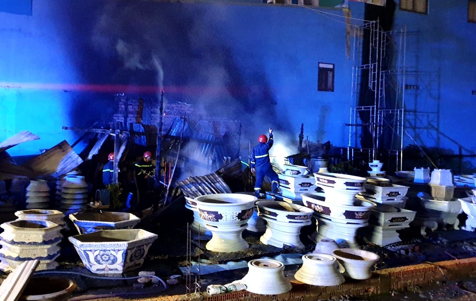 Cơ sở sản xuất hàng gốm sứ bị “bà hoả” thiêu rụi - 2