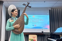 Nghệ sĩ Diệu Thảo ghi dấu ấn với nhạc cụ dân tộc tại Singapore