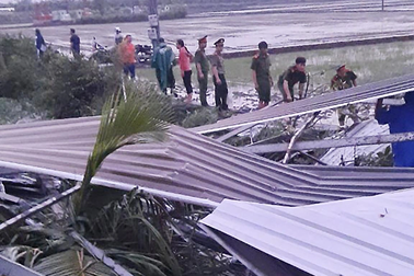 Dông kèm lốc xoáy làm tốc mái 40 ngôi nhà ở Tiền Giang