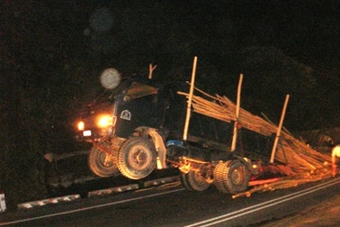 Đầu xe chở gỗ “lơ lửng” trên đèo