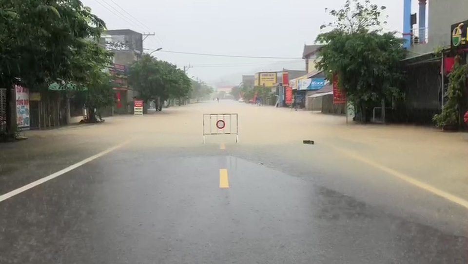 Hàng ngàn người đang bị cô lập vì nước lũ dâng cao - 6 Hàng ngàn người đang bị cô lập vì nước lũ dâng cao - 6