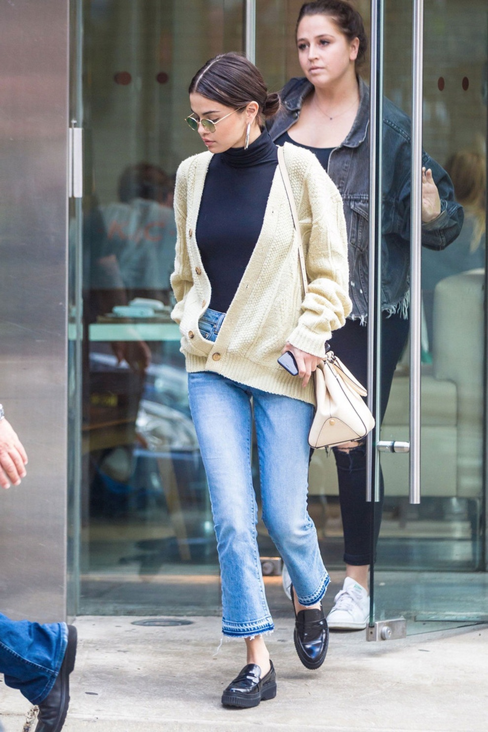 Học Selena Gomez diện đồ cực chất với áo len cổ lọ trong ngày chuyển gió - 7 Học Selena Gomez diện đồ cực chất với áo len cổ lọ trong ngày chuyển gió - 7