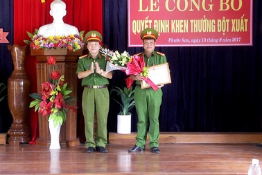 Khen thưởng công an phá vụ án đâm chết bảo vệ trường học