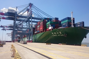 Tàu container "khủng" cập cảng Cái Mép