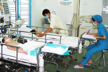 Con nguy kịch vì cha mẹ tự ý làm bác sĩ