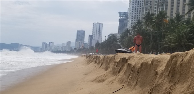 Trước bão số 6: Kỳ lạ “tường” cát cao gần 1m xuất hiện ở biển Nha Trang - Ảnh 5.