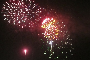 Lần đầu bắn pháo hoa tầm cao mừng Tết Dương lịch