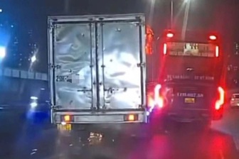 Tài xế và chủ xe khách bị phạt gần 9 triệu đồng vì chèn ép ô tô trên đường