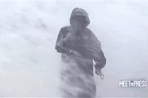 Phóng viên Mỹ đưa tin siêu bão suýt bị sóng quật ngã