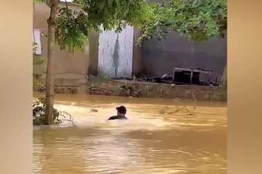 Nam sinh bị nước lũ cuốn trôi khi đạp xe qua cầu tràn