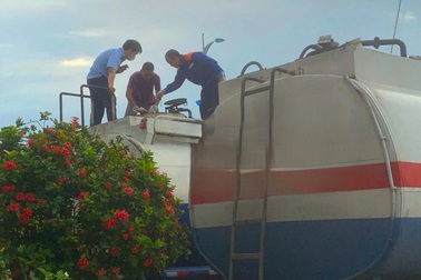 Tạm giữ gần 80 tấn chất lỏng màu đen trị giá hơn 1 tỷ đồng