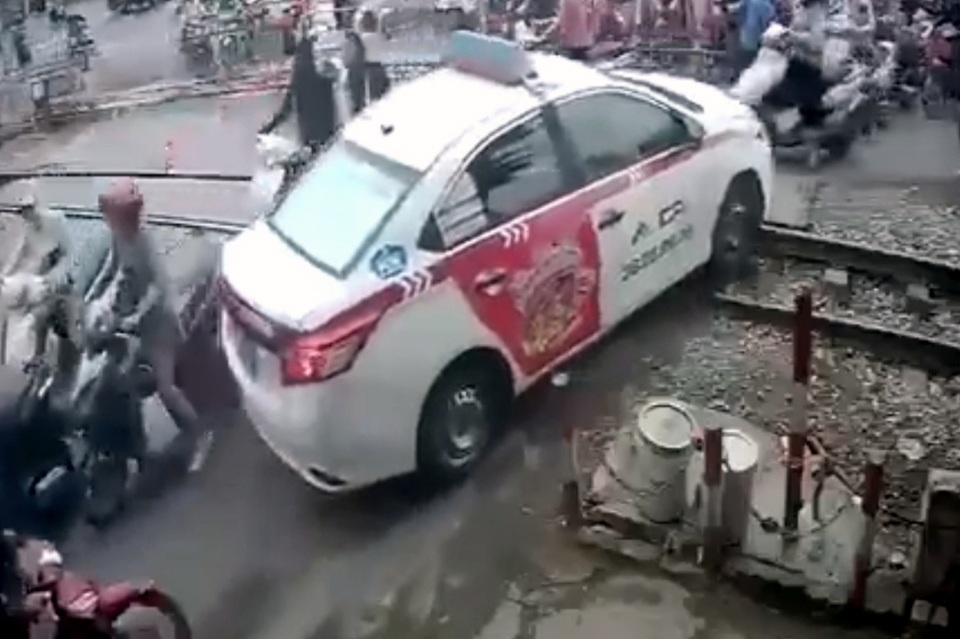 Vụ taxi sa chân vì cố vượt rào chắn: Xử phạt tài xế - 1 Vụ taxi sa chân vì cố vượt rào chắn: Xử phạt tài xế - 1