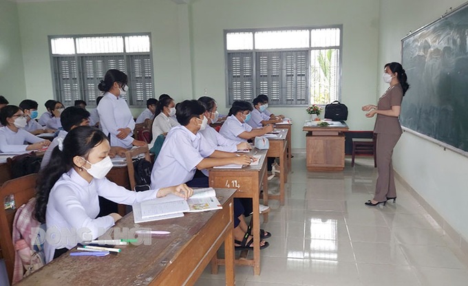 Nghị quyết hỗ trợ học phí năm học 2022-2023 được ban hành sẽ giảm áp lực về tài chính và chia sẻ với cha mẹ học sinh trong giai đoạn phục hồi kinh tế sau dịch COVID-19, đảm bảo an sinh xã hội và tạo điều kiện thuận lợi cho học sinh tiếp tục đến trường. Ảnh baodongkhoi.vn