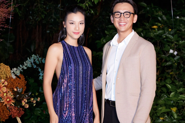 Á hậu Hoàng Oanh khoe lưng trần gợi cảm sánh đôi cùng MC Quang Bảo