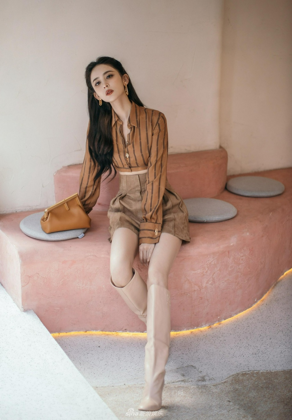 Cổ Lực Na Trát khoe vòng eo con kiến trong bộ ảnh mới - 1 Cổ Lực Na Trát khoe vòng eo con kiến trong bộ ảnh mới - 1