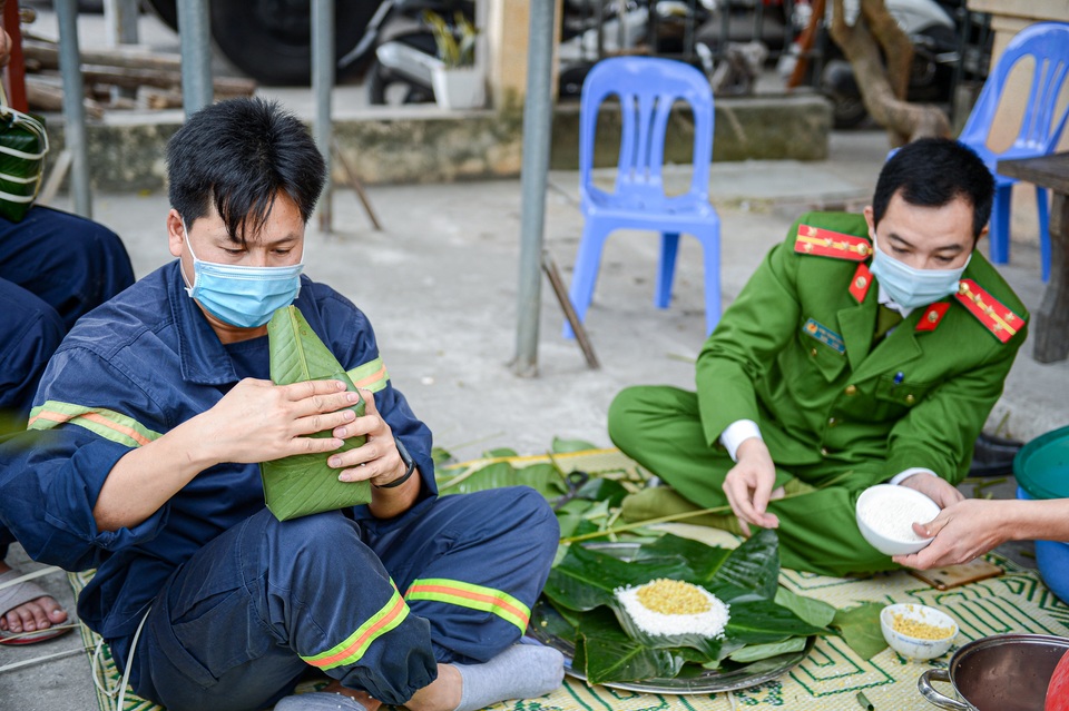 Lính cứu hỏa trổ tài gói bánh chưng đón Tết - 5 Lính cứu hỏa trổ tài gói bánh chưng đón Tết - 5