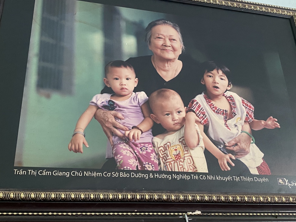 Người mẹ 87 tuổi nuôi 125 đứa con: Má mất, tụi con đừng đến viếng hoa - 1