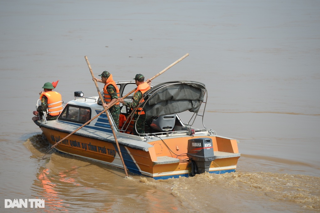 Tìm thấy thi thể nạn nhân đầu tiên trong vụ sập cầu Phong Châu - 1