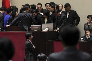 Nghị sỹ Hàn Quốc lại ẩu đả tại quốc hội