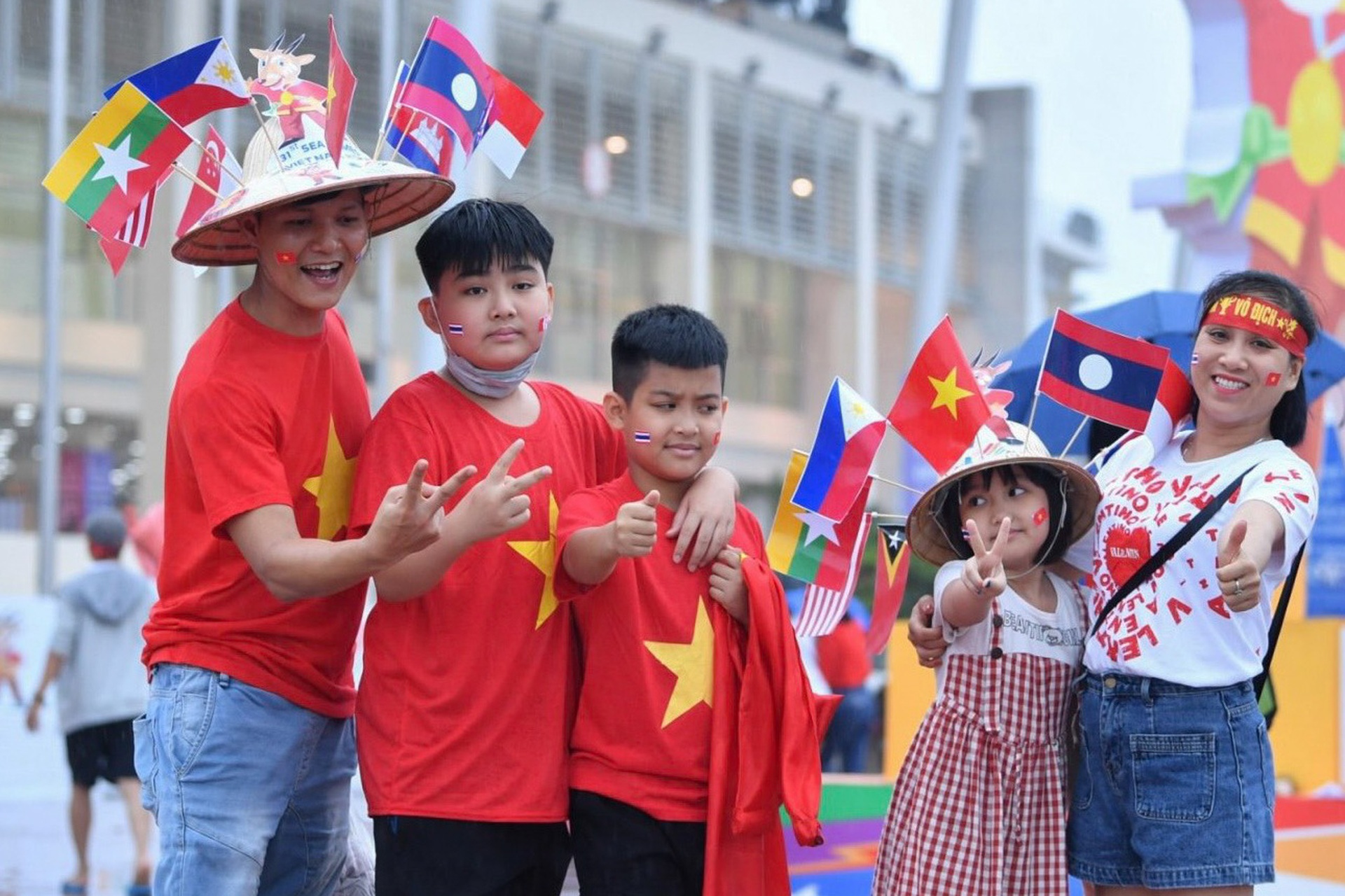 Người hâm mộ đội mưa múa lân, bưng mâm lễ hết mình cổ vũ tuyển U23 Việt Nam - 6