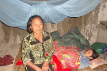 Người mẹ tàn tật và đứa con nuôi mang bệnh hiểm nghèo