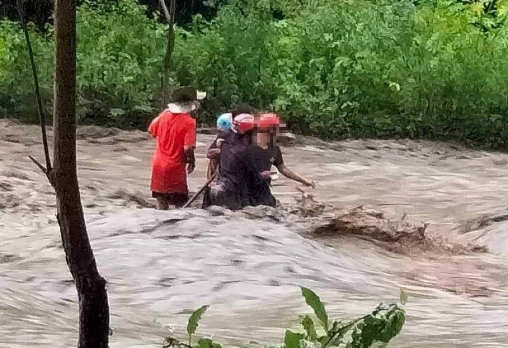 4 người ở Cao Bằng đi xúc cát bị lũ cuốn mất tích - 1 4 người ở Cao Bằng đi xúc cát bị lũ cuốn mất tích - 1