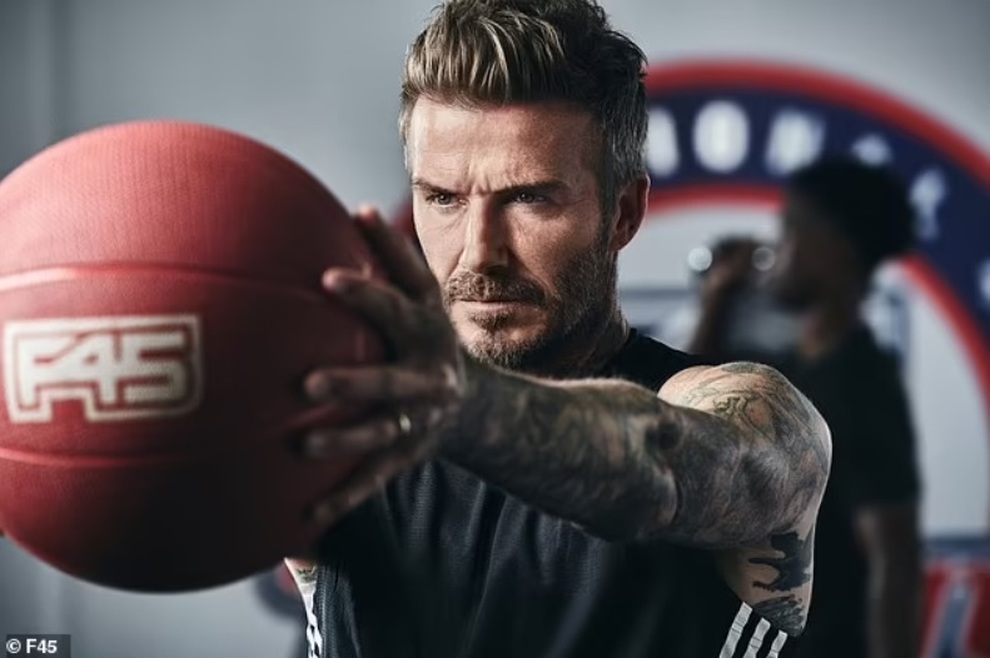 David Beckham vẫn là nam thần phòng tập ở tuổi U50 - 4 David Beckham vẫn là nam thần phòng tập ở tuổi U50 - 4