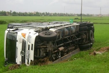 Xe tải lật nhào xuống ruộng trong đêm mưa bão