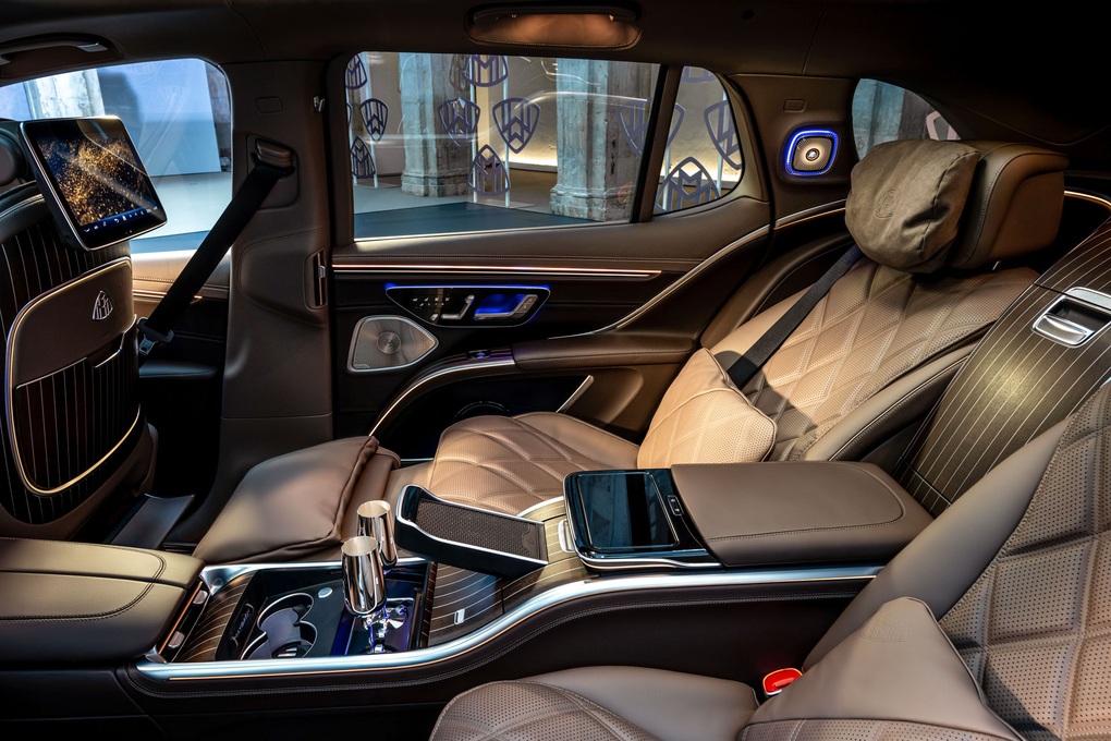 Mercedes-Maybach EQS 680 ra mắt, định nghĩa xe điện gầm cao hạng sang - 13 Mercedes-Maybach EQS 680 ra mắt, định nghĩa xe điện gầm cao hạng sang - 13