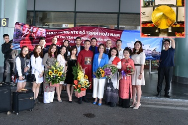 NTK Đỗ Trịnh Hoài Nam mang nón lá dát vàng quảng bá áo dài tại Úc