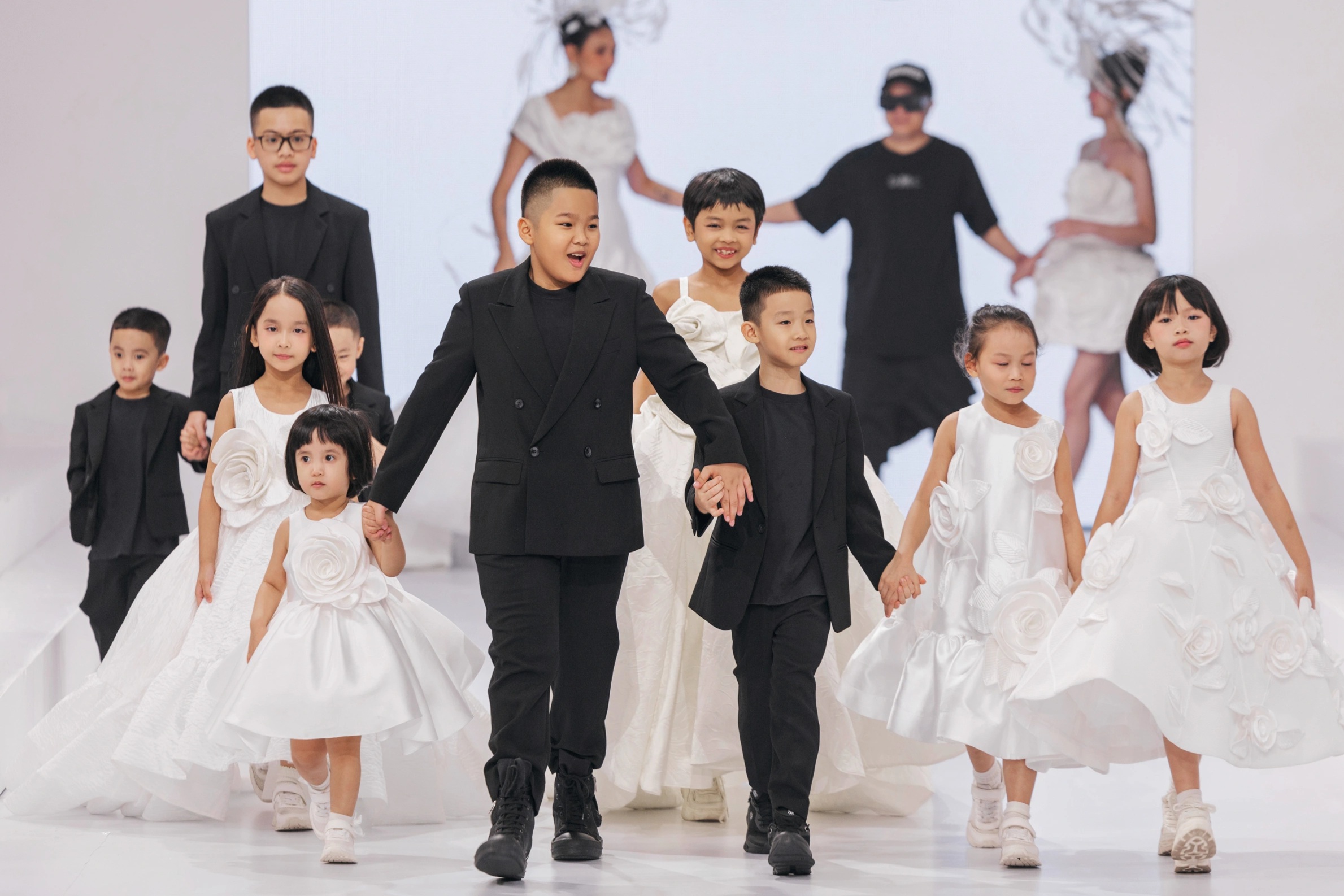 Võ Hoàng Yến tái xuất sàn diễn, hóa cô dâu kiêu sa - 12 Võ Hoàng Yến tái xuất sàn diễn, hóa cô dâu kiêu sa - 12