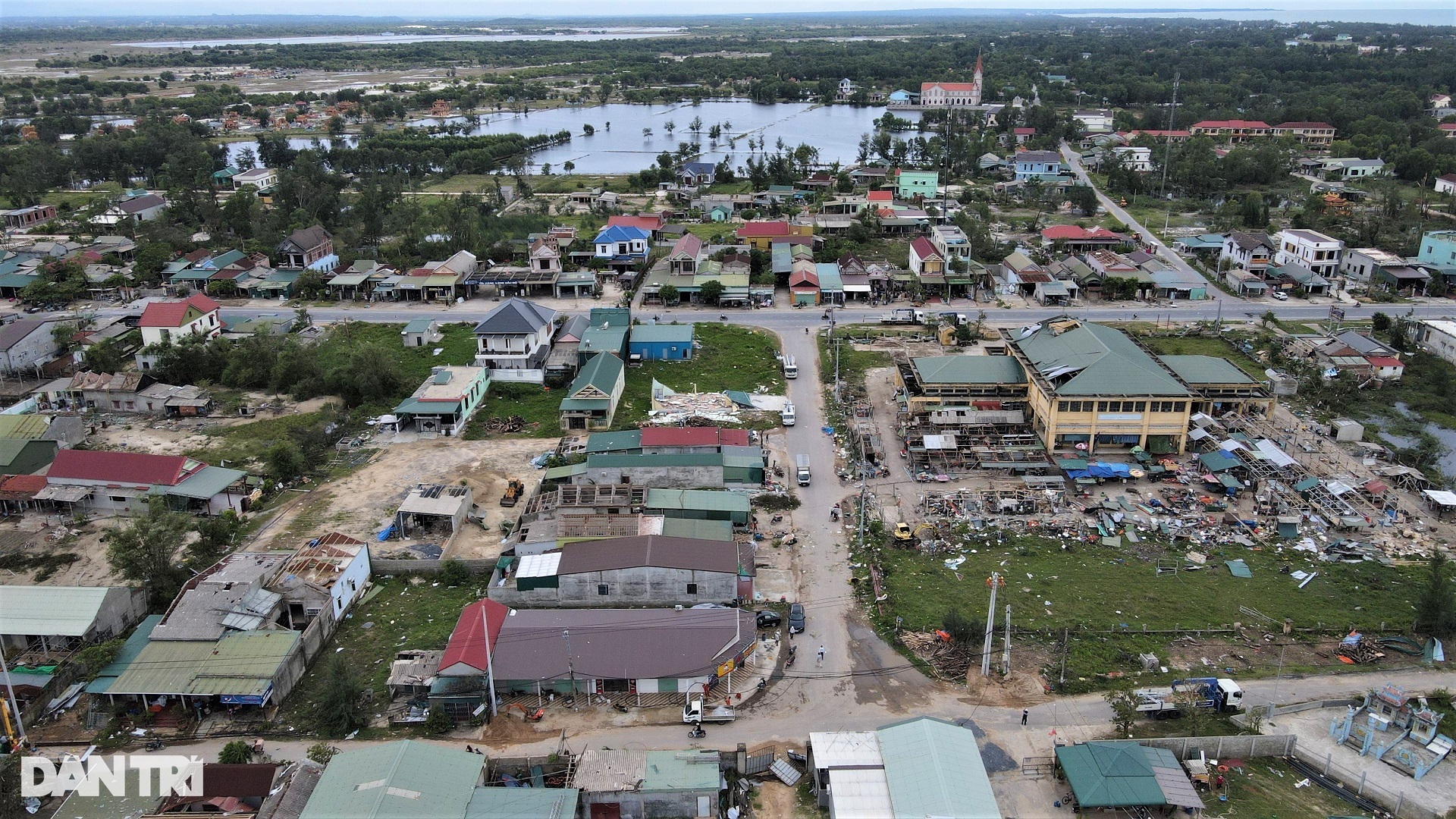 Cơn lốc xoáy kinh hoàng đi qua để lại cảnh tan hoang và nước mắt - 1 Cơn lốc xoáy kinh hoàng đi qua để lại cảnh tan hoang và nước mắt - 1