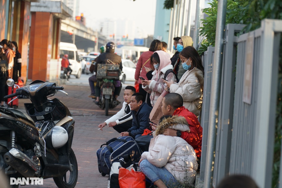 Đường Hà Nội ùn tắc kéo dài từ trên cao xuống dưới thấp chiều cuối năm - 12