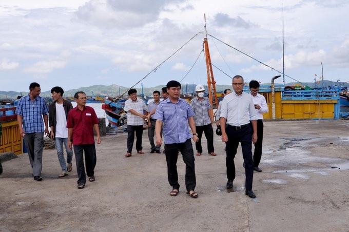 Bí thư Tỉnh ủy Phạm Đại Dương và lãnh đạo tỉnh Phú Yên kiểm tra công tác ứng phó bão Noru (Ảnh báo Nhân dân)
