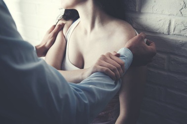 Ám ảnh vì bị bạn trai nổi tiếng và điển trai bạo hành