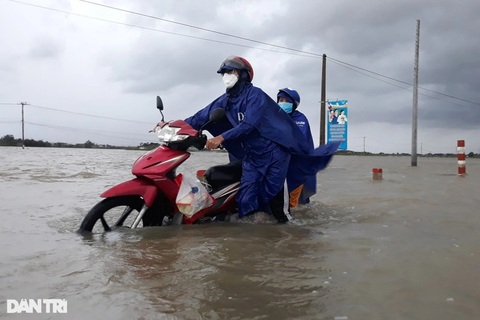 Nước lũ chia cắt nhiều nơi, sẵn sàng sơ tán dân khỏi vùng nguy hiểm