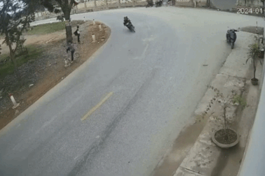 Thót tim cảnh 2 học sinh đi xe máy cua gấp bị ngã, lao thẳng vào đầu xe tải