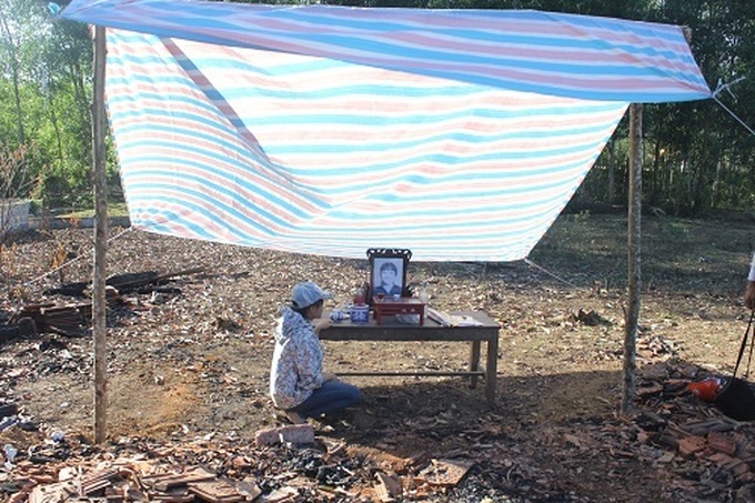 bàn thờ, đống tro, hương khói