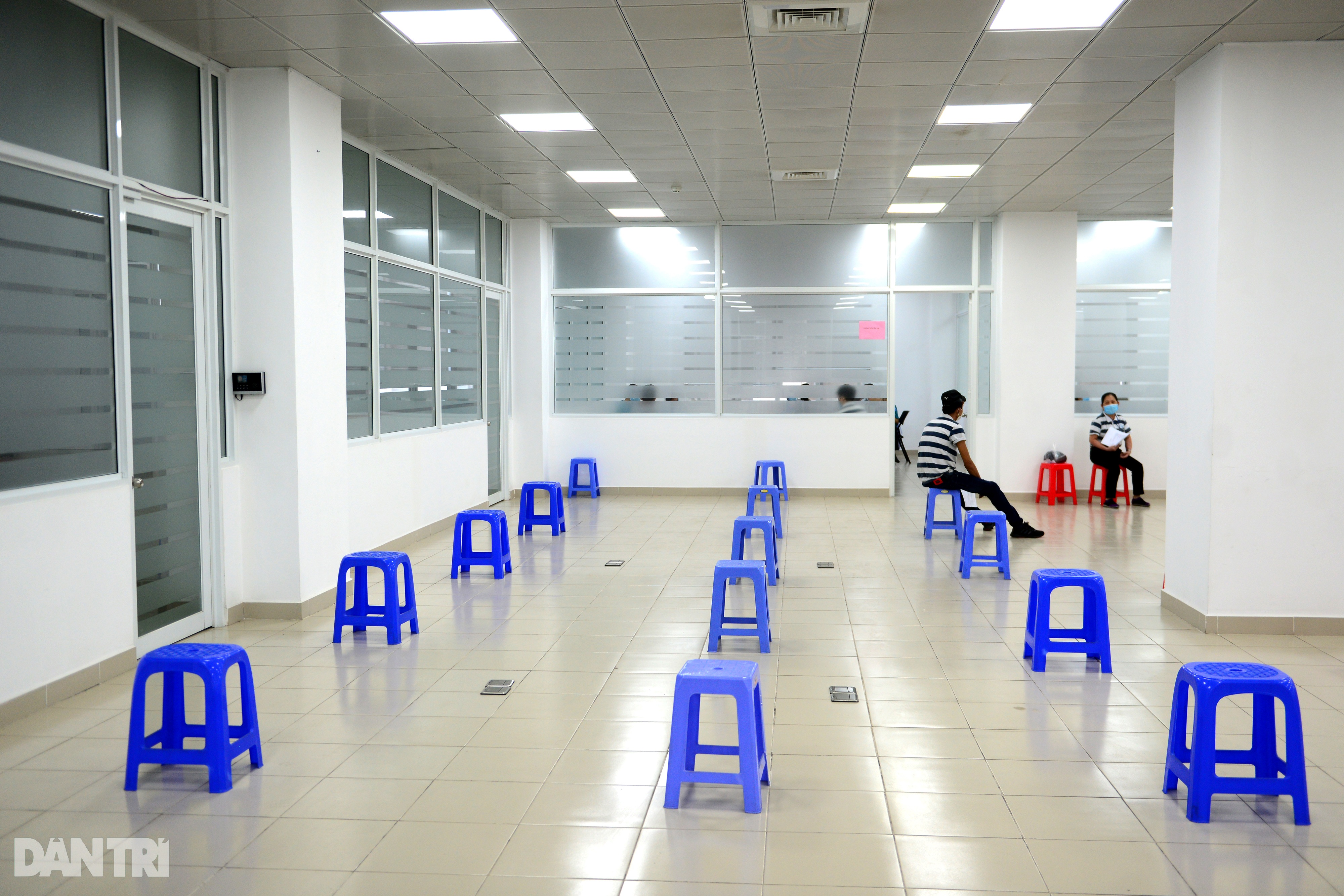 TPHCM tập hợp hàng trăm y, bác sĩ tiêm vắc xin cho 5.000 người lao động - 13