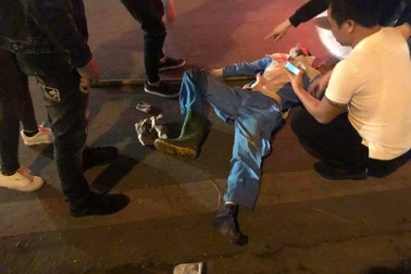 Hà Nội: Một công nhân môi trường bị xe máy đâm nguy kịch